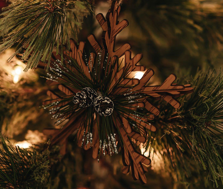 The Benefits of Artificial Trees for Easy and Customizable Holiday Decorations