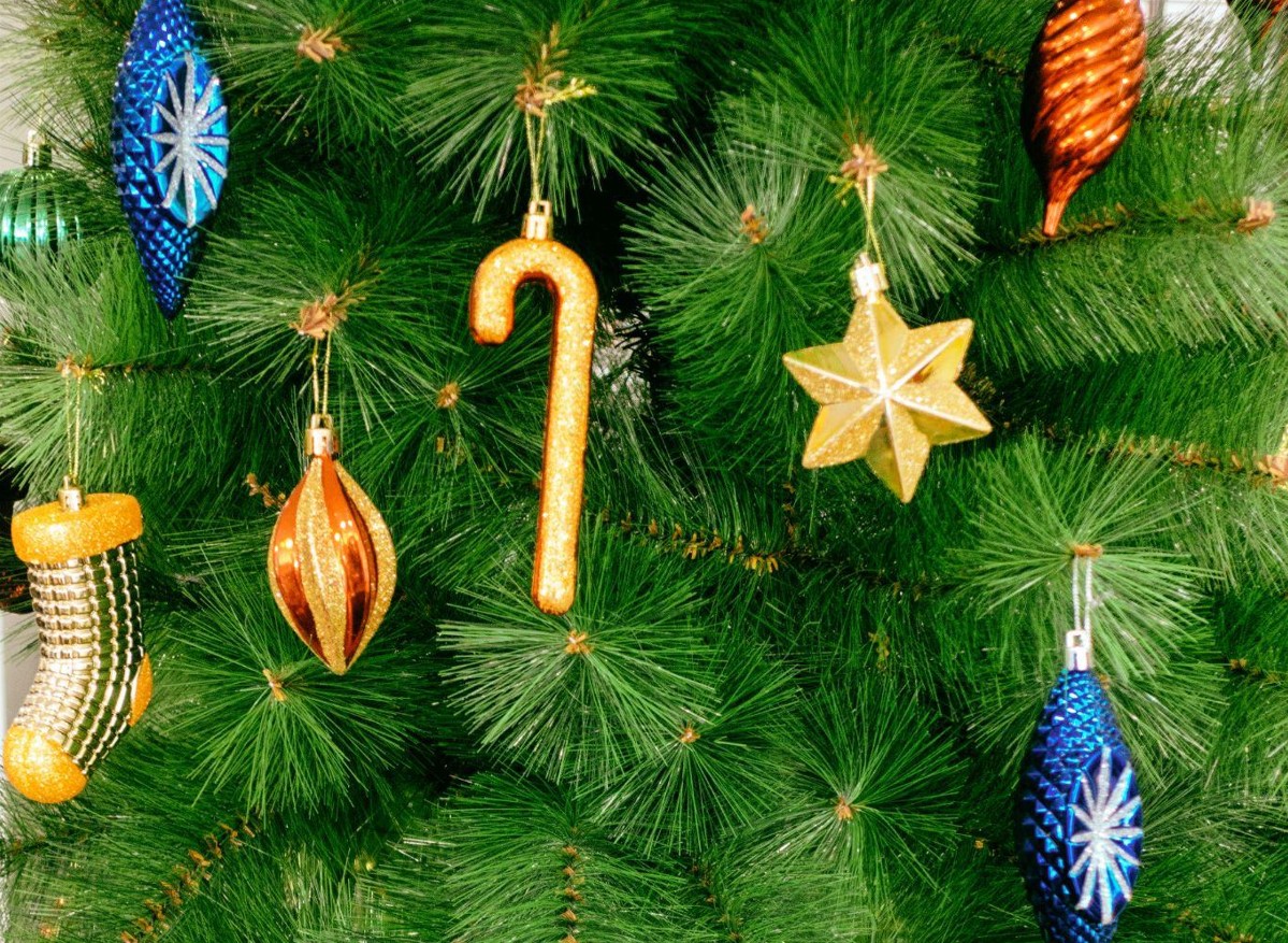 Choosing the Perfect Christmas Tree Skirt and Ornaments